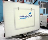 Verkaufshänger für Fischerzeugnisse - Klapptresen & Bühnenpodeste vom Profi
